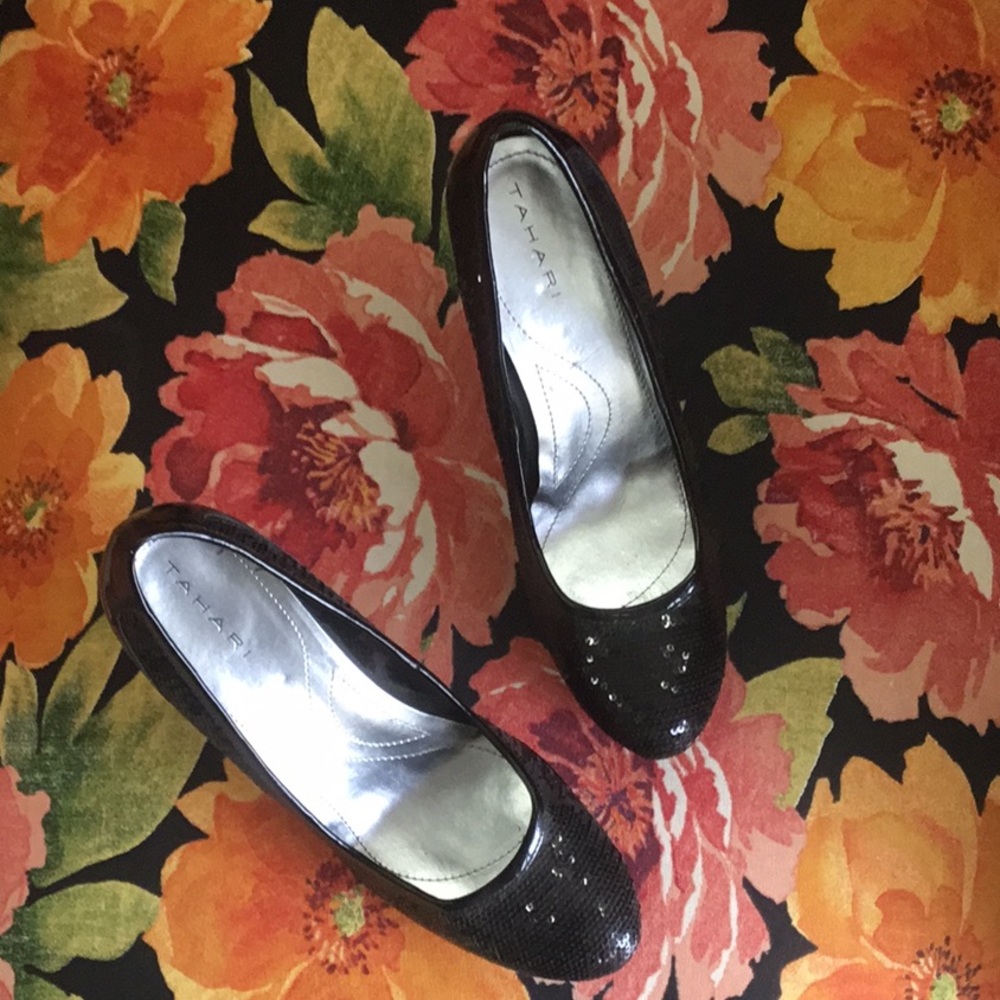 Tahari pumps